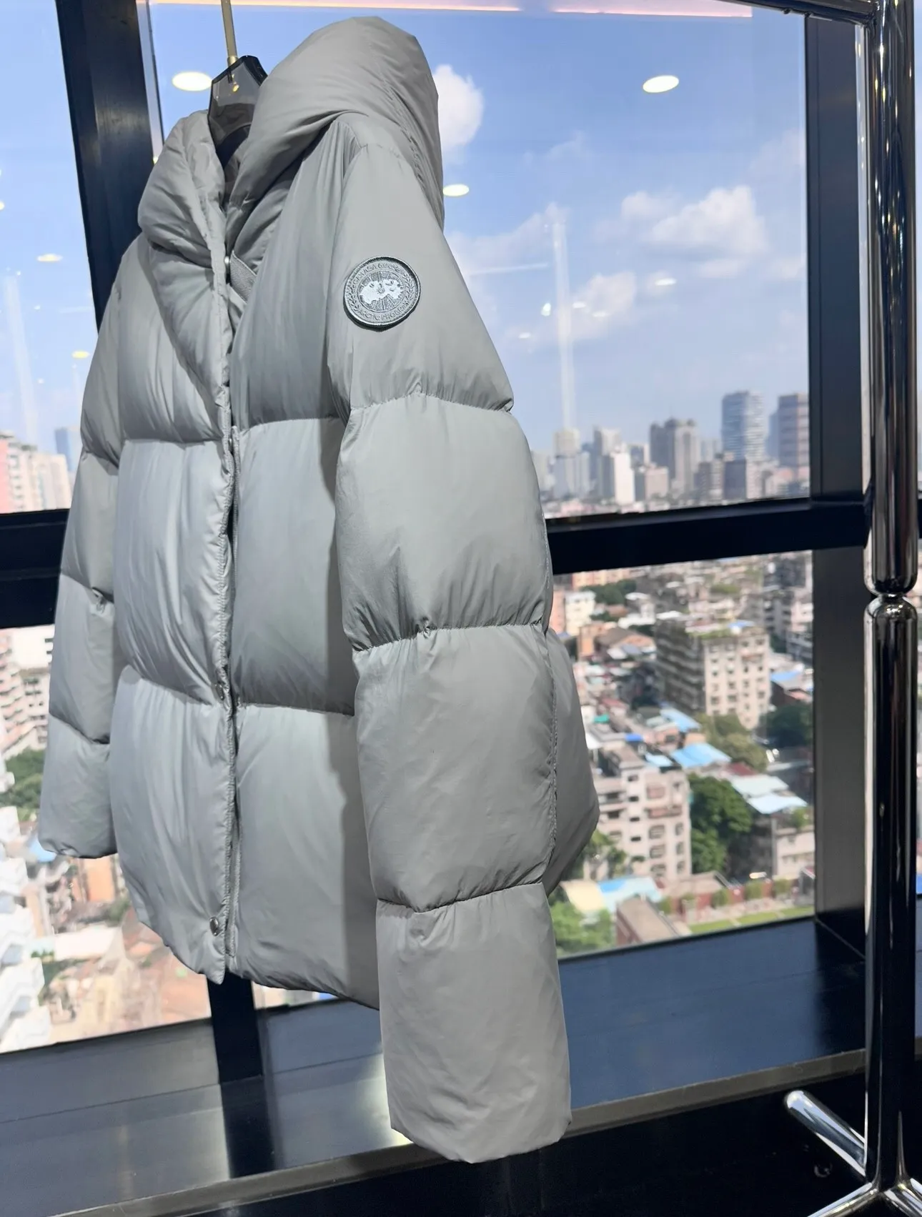 P1100 Top-quality original Canada Goose new model for autumn and winter. It is warm and has no sense of restraint. It is made of national standard 90 white duck down. It is light and elegant, giving you all-round warmth! The appearance of the upper body is more classy and stylish, allowing warmth and grace to go hand in hand. The multiple car lines on the center line are strict and symmetrical, keeping warm and waiting. The logo on the chest embellishes the whole piece! The unique taste goes deep into the bone marrow. It is age-reducing and full of warmth. It has a simple and elegant look and has the same color for men and women. Black Gray Size: XS-S M L